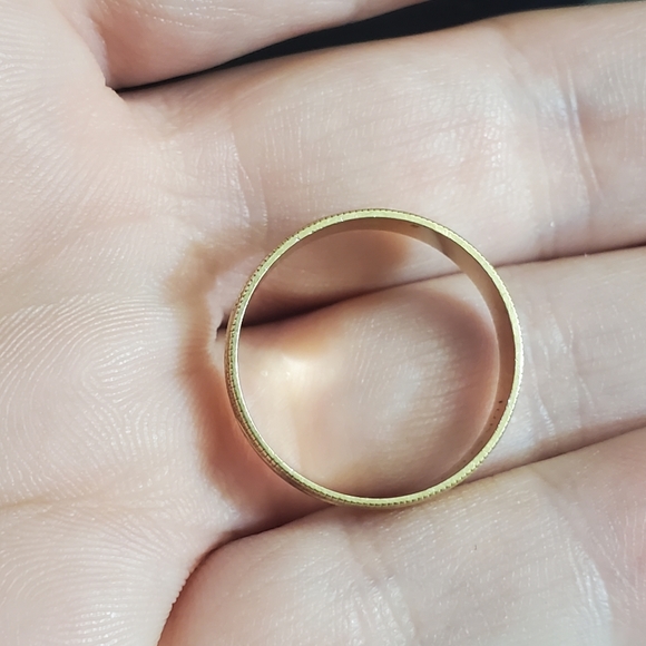 10k textured band ring size 8. NOT resizable as the design goes all the way arou - Picture 4 of 7